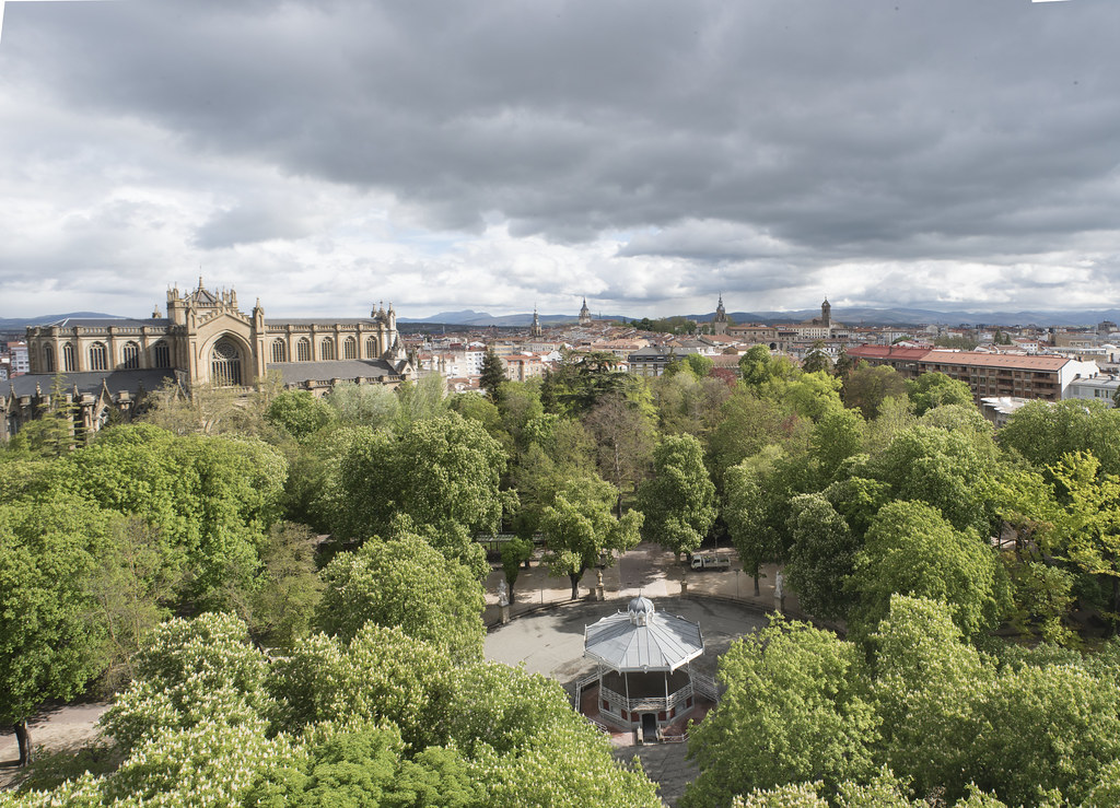 Vitoria-Gasteiz z góry — park La Florida, Nowa Katedra i panorama miasta